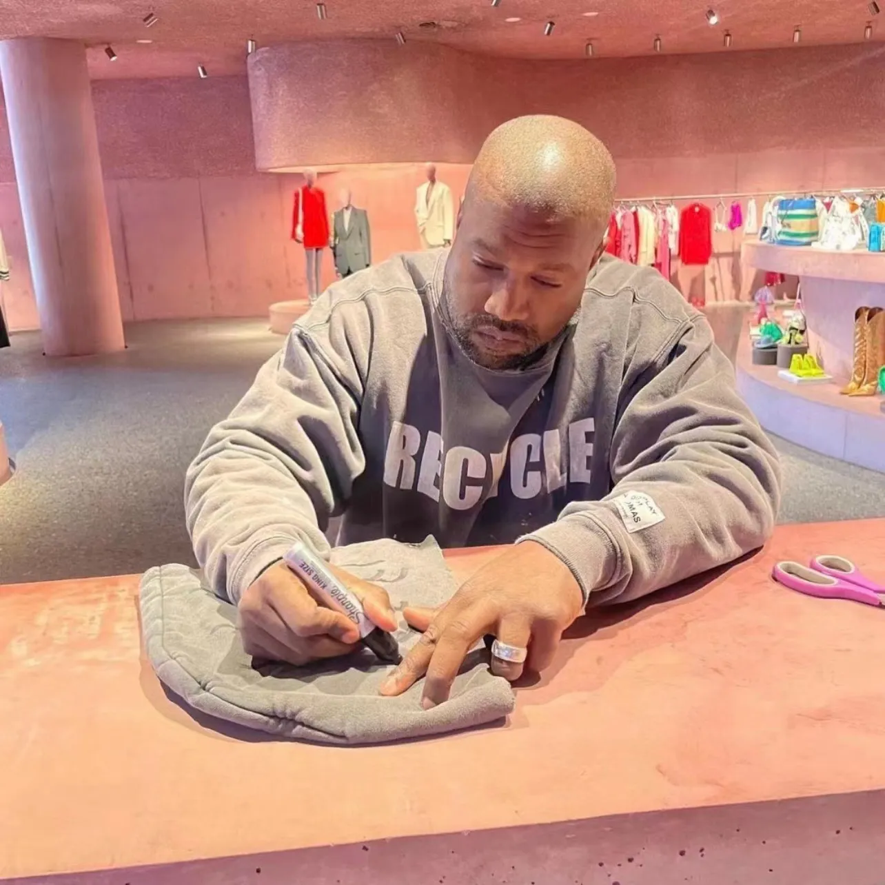 Kanye's same style GALLERY DEPT. 90'S RECYCLE HOODIE WASHED BLACK Recycled old environmentally friendly slogan 90'S washed hoodie, washed black S-XL, garments rewashed and dyed